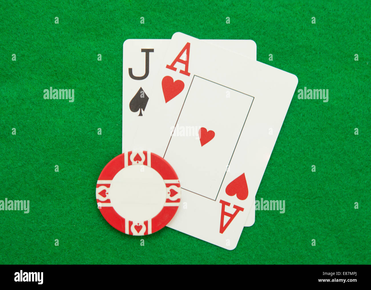 La main de Blackjack avec casino sur casino table verte Banque D'Images