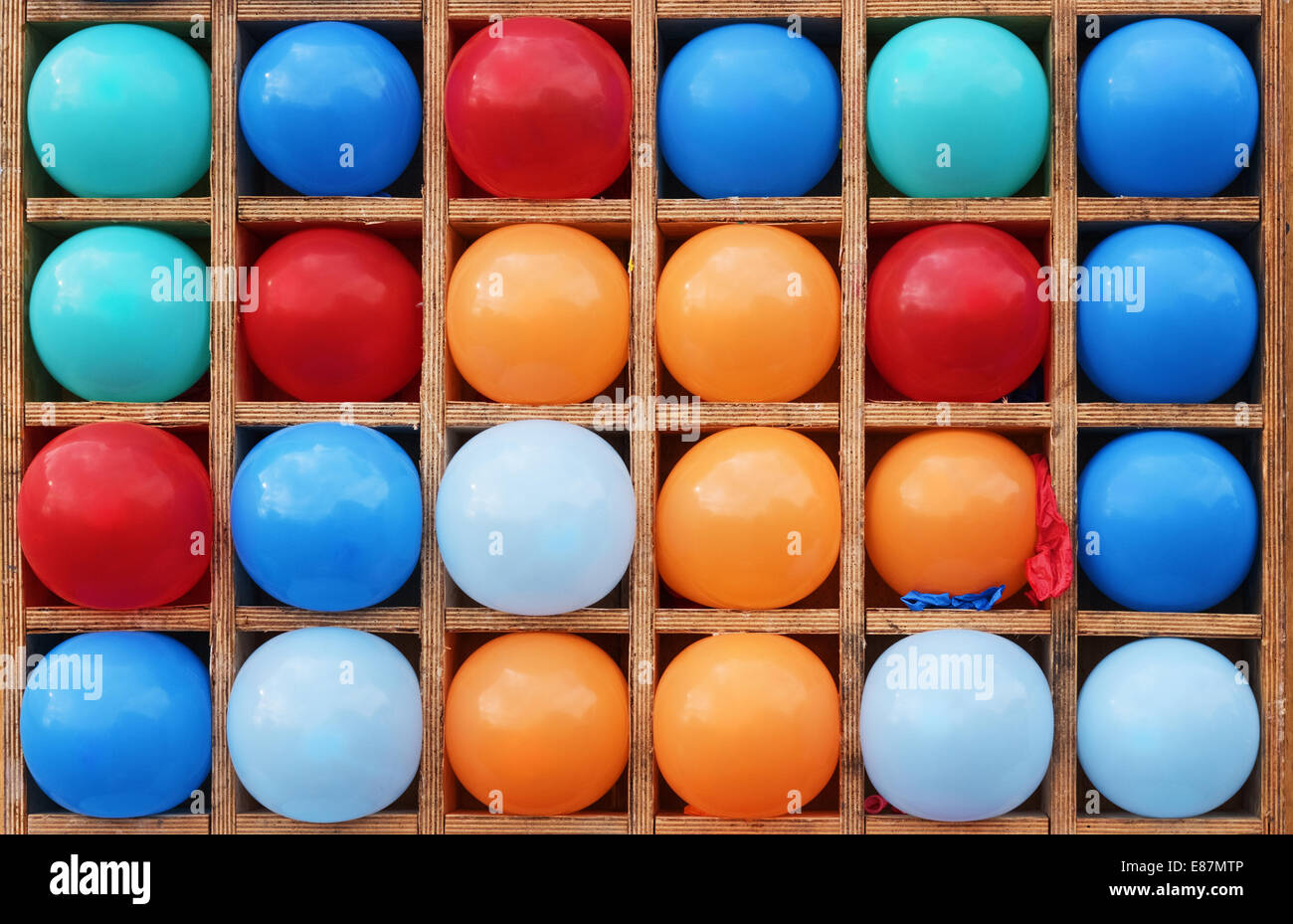 Ballons de couleur dans les cellules en bois. Banque D'Images