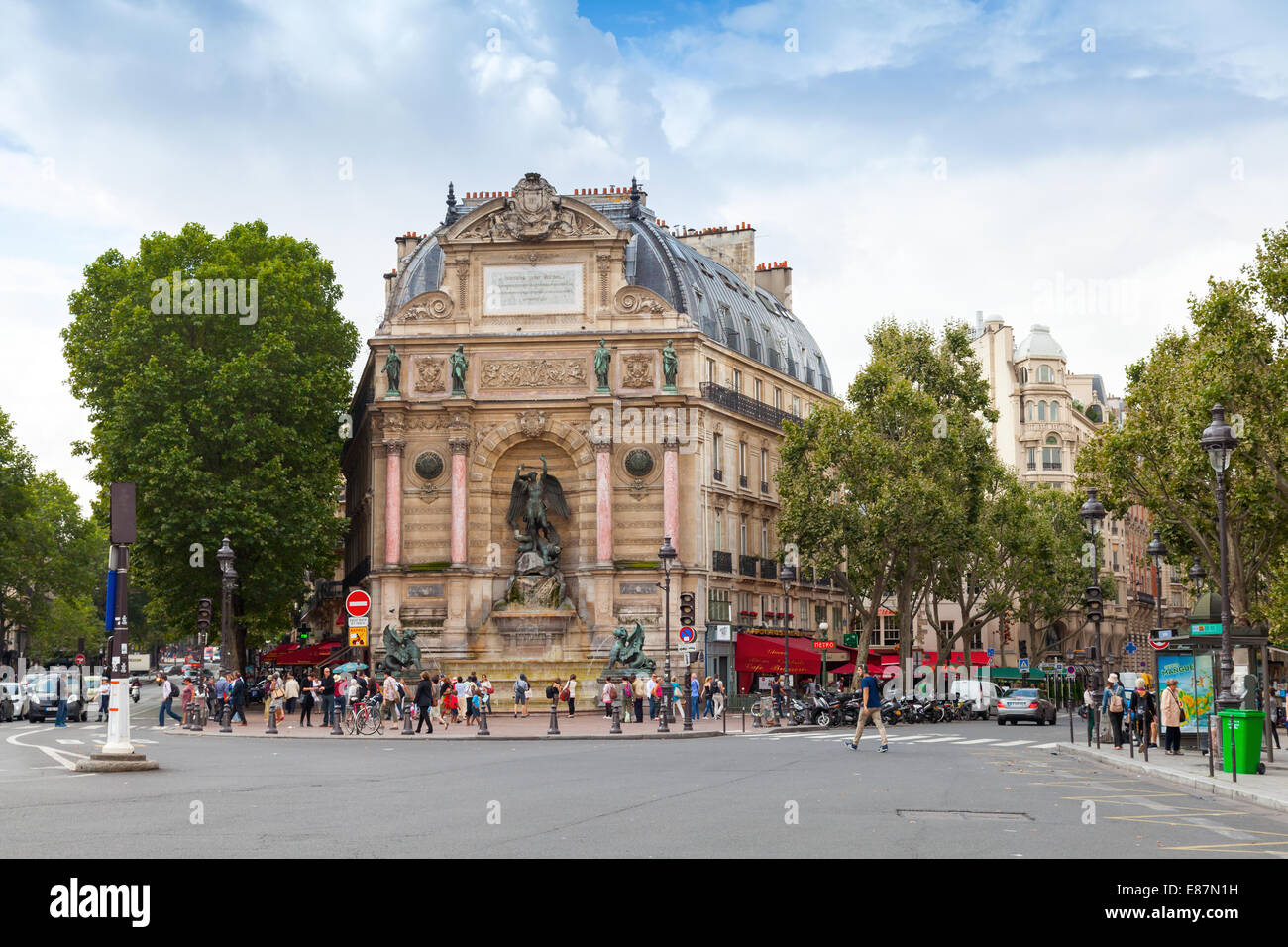 PARIS, FRANCE - 07 août 2014 : Street View de la Place Saint-Michel à l'ancienne fontaine, Paris Banque D'Images