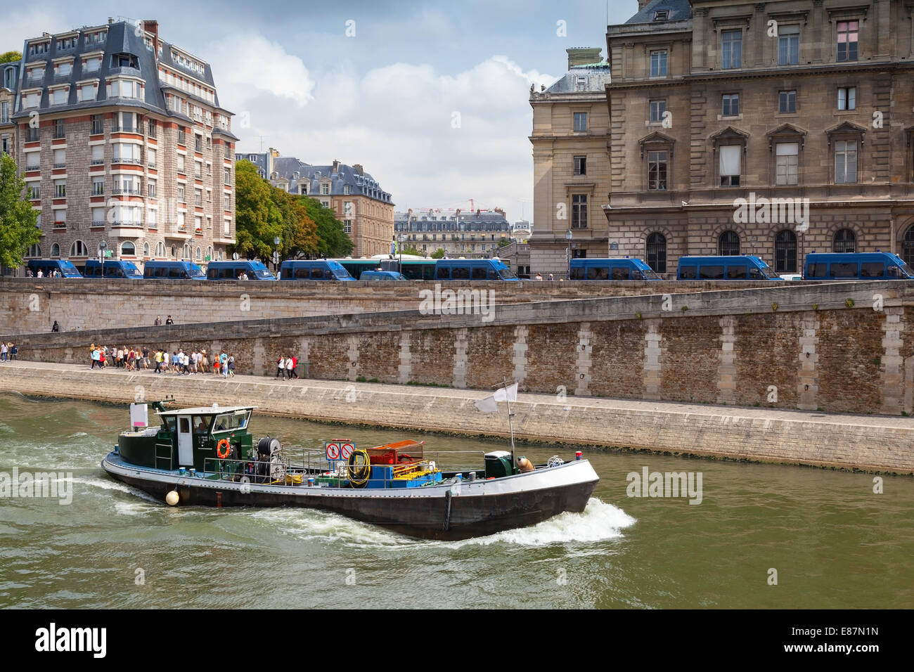 Industriel petit bateau navigue le long du quai de Seine, Paris, France Banque D'Images