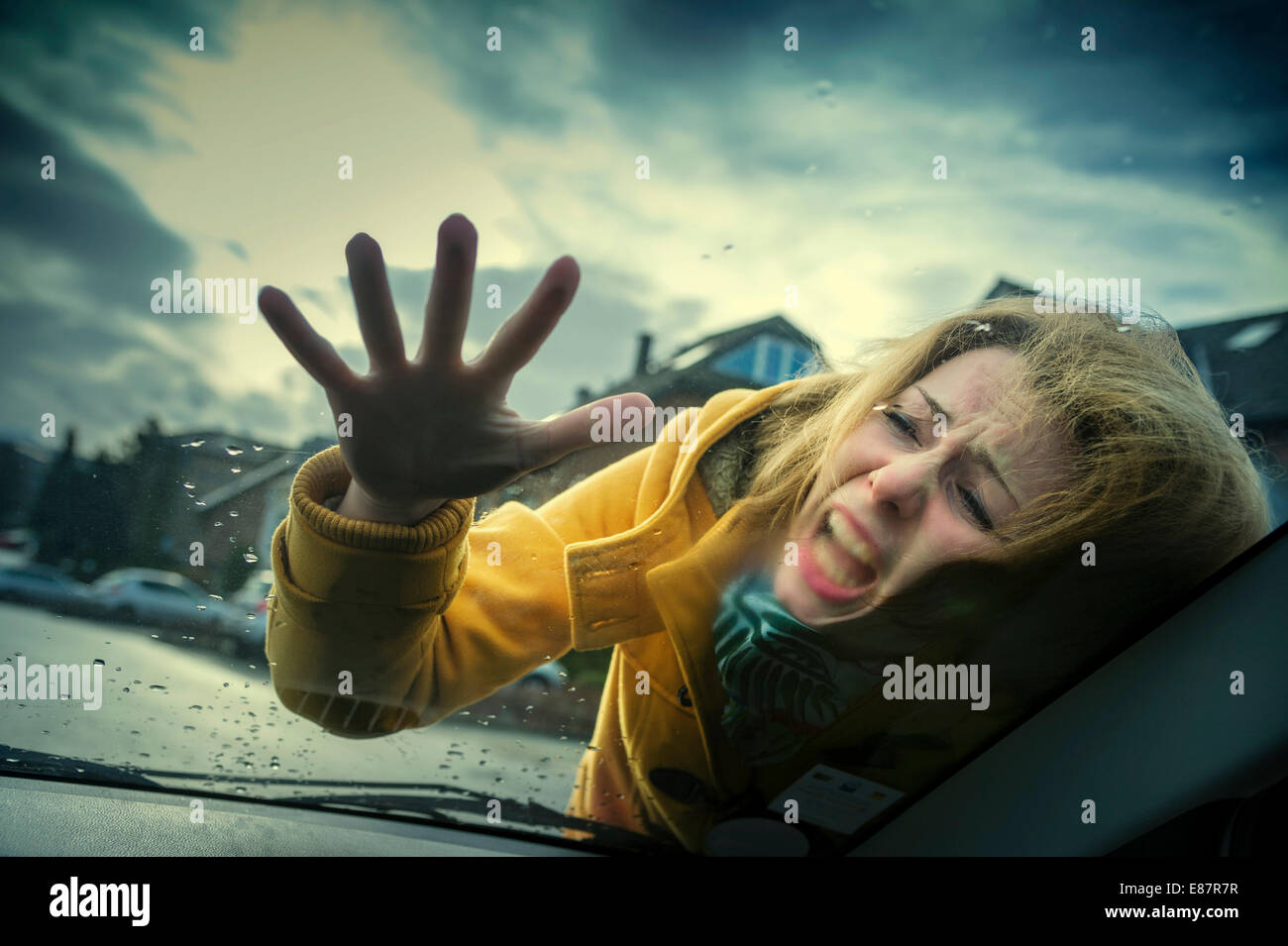 Jeune femme de frapper le pare-brise d'une voiture en cas d'accident, Grevenbroich, Rhénanie du Nord-Westphalie, Allemagne Banque D'Images