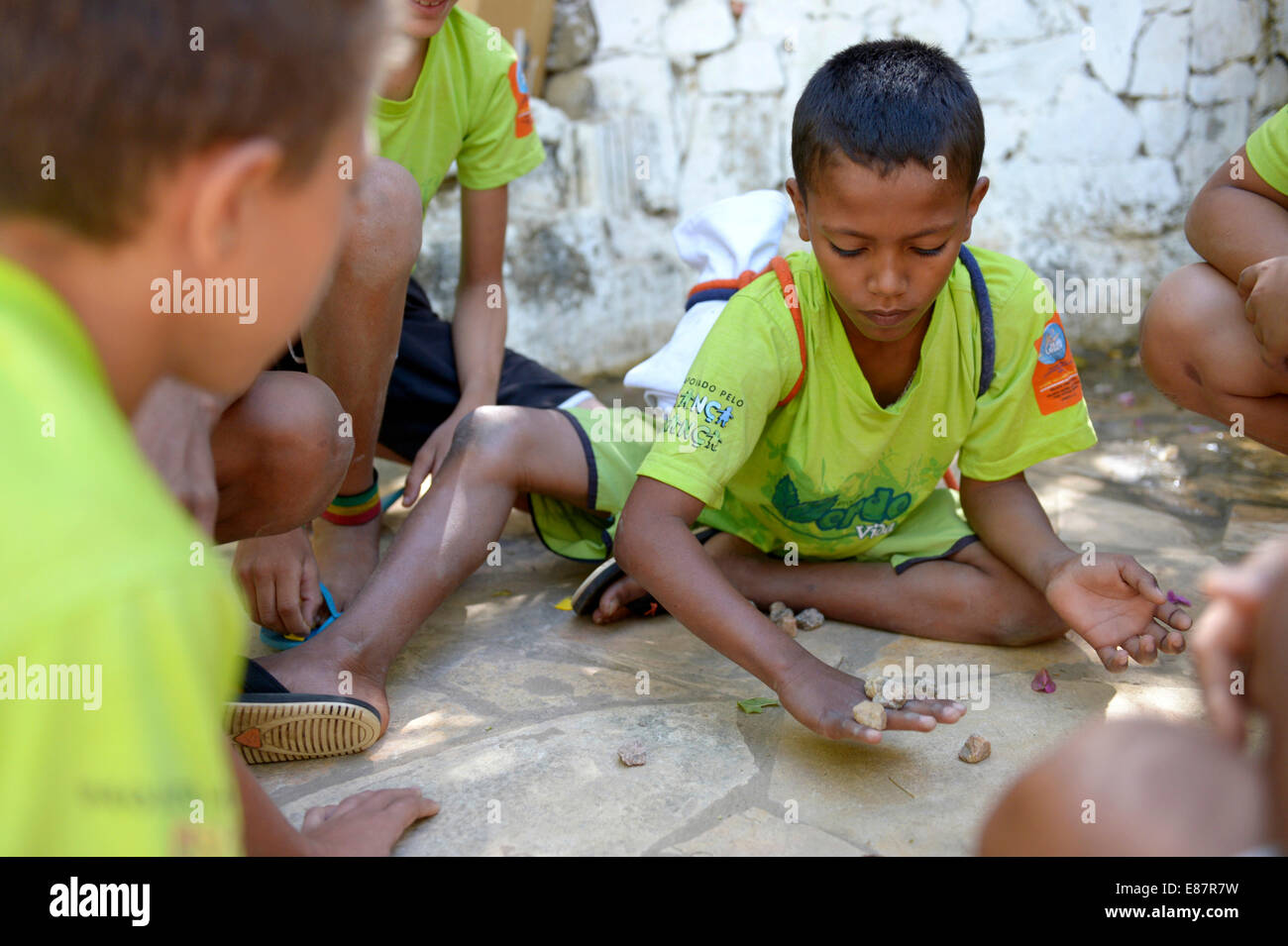 Des garçons jouent à un vieux jeu d'enfant avec des cailloux, Crato, État de Ceará, Brésil Banque D'Images