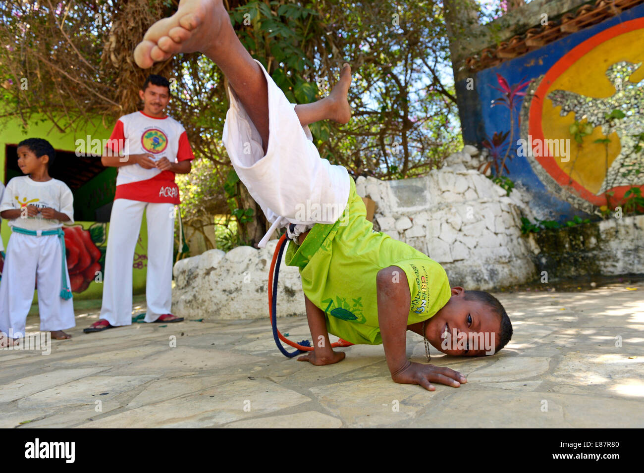 Garçon d'effectuer des acrobaties, leçons de Capoeira, Crato, État de Ceará, Brésil Banque D'Images