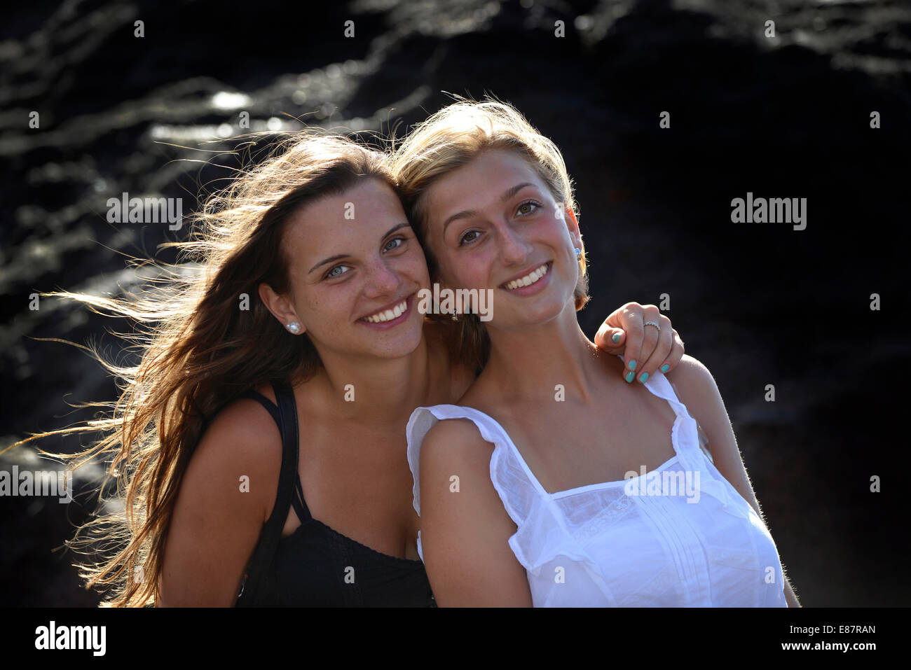 Deux jeunes femmes, amies, Lanzarote, îles Canaries, Espagne Banque D'Images