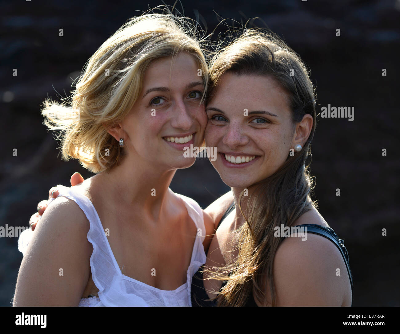 Deux jeunes femmes, amies, Lanzarote, îles Canaries, Espagne Banque D'Images