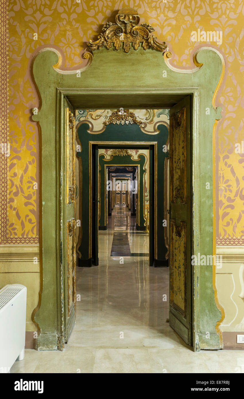Voir à travers plusieurs portes, le Palazzo Ducale, Martina Franca, Valle d'Itria, Pouilles, Italie Banque D'Images
