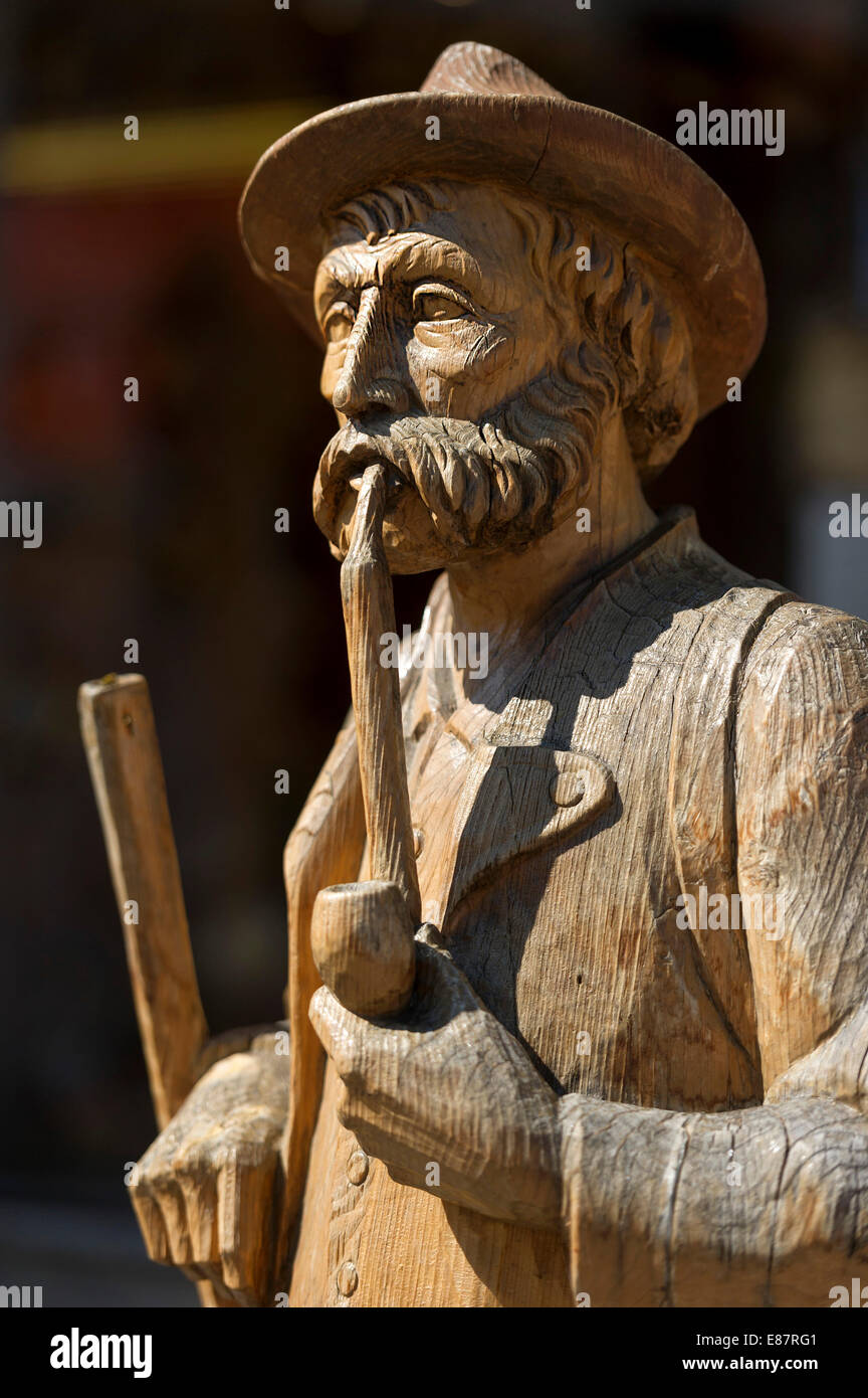 La figure en bois sculpté, l'homme avec tuyau, Mittenwald, Werdenfelser Land, Upper Bavaria, Bavaria, Germany Banque D'Images