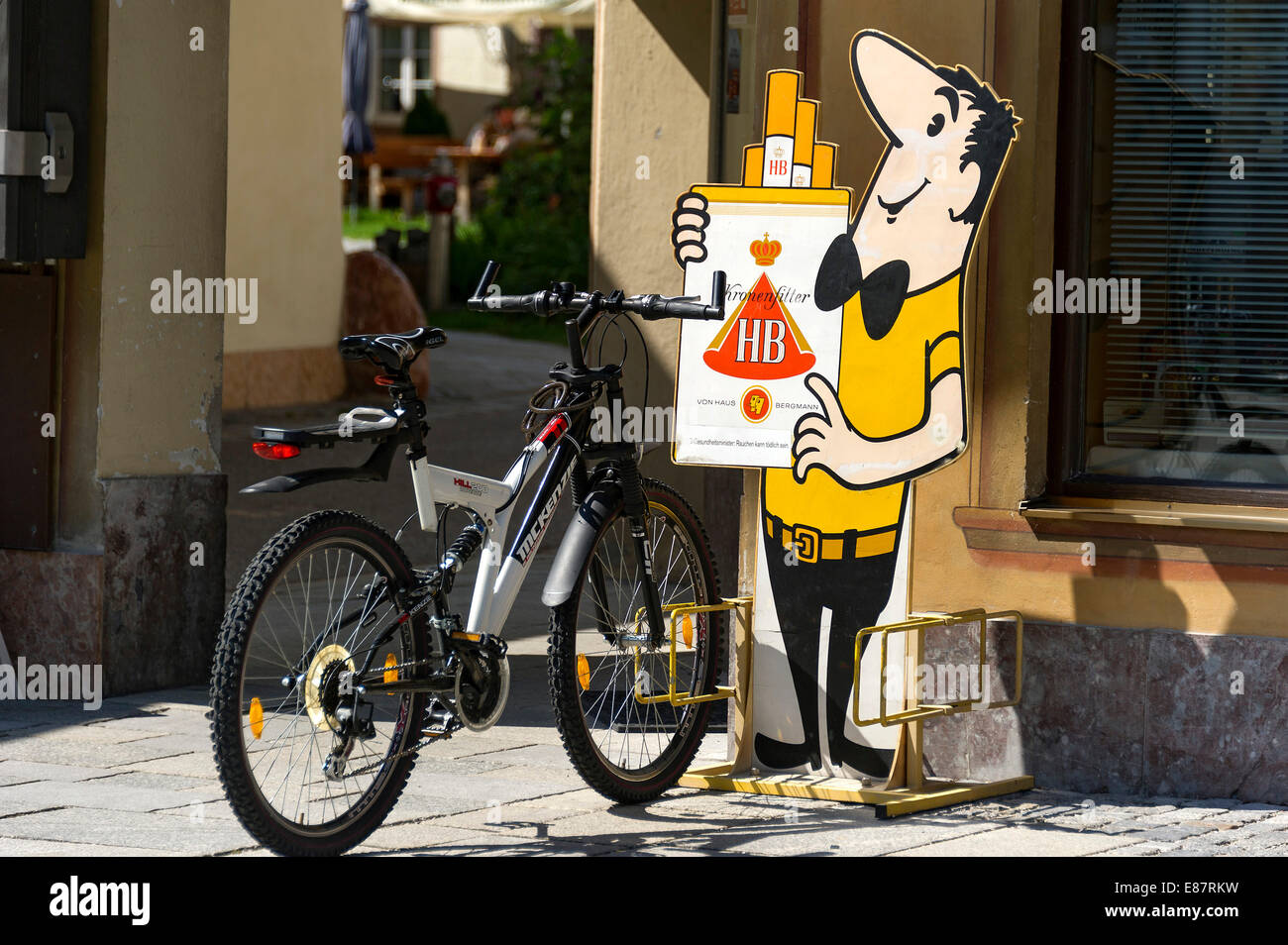 Vélo avec le HB-Männchen caractère publicitaire, HB marque de cigarettes, Mittenwald, Upper Bavaria, Bavaria, Germany Banque D'Images