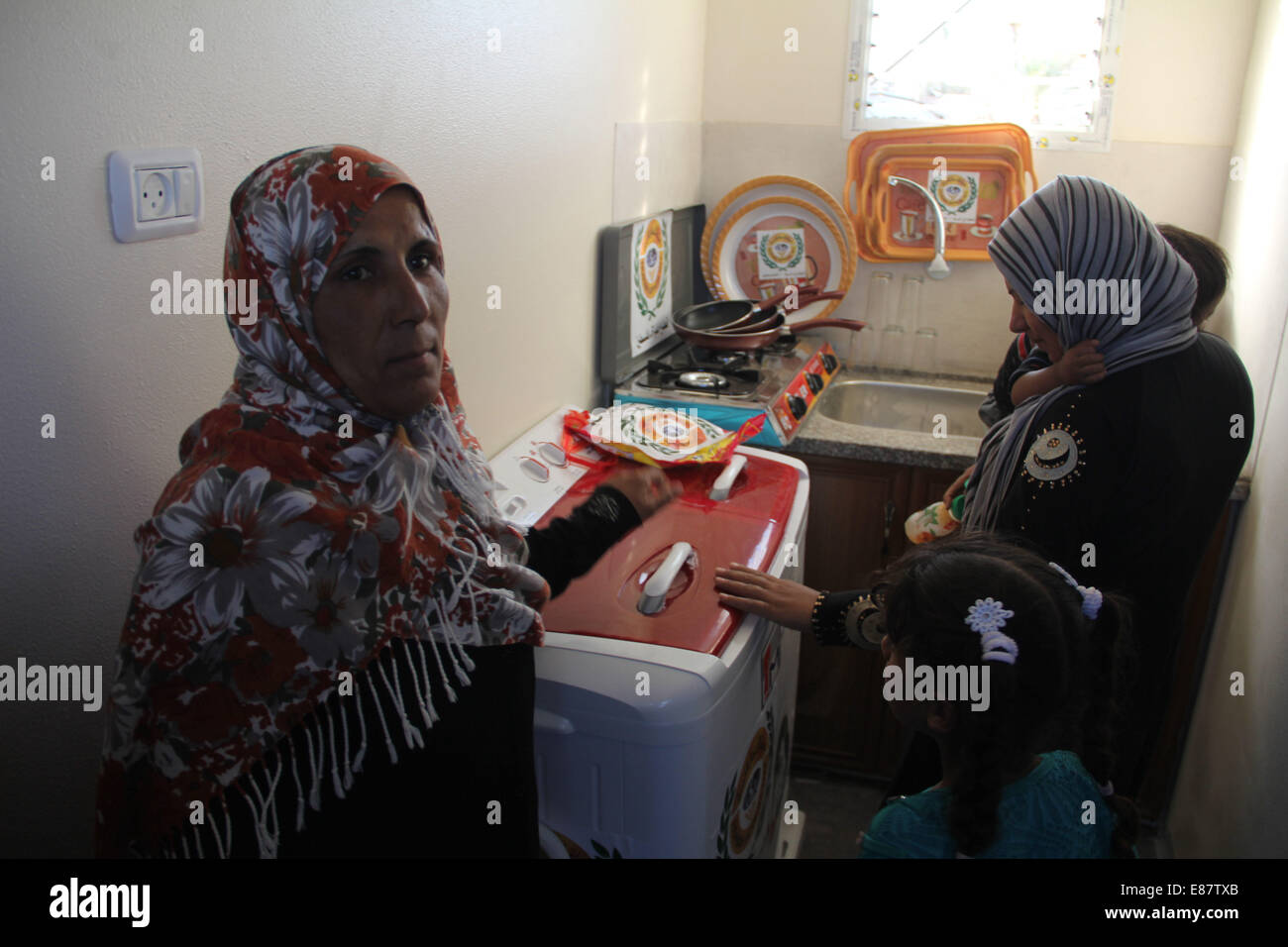 Gaza, Khuzaa quartier dans le sud de la bande de Gaza ville de Khan Younis. 1 octobre, 2014. Contrôle palestinien leur nouvelle maison mobile après qu'ils sont sans abri dans la récente guerre Israeli-Hamas, Khuzaa en quartier dans le sud de la bande de Gaza ville de Khan Younis, le 1 octobre 2014. © Khaled Omar/Xinhua/Alamy Live News Banque D'Images