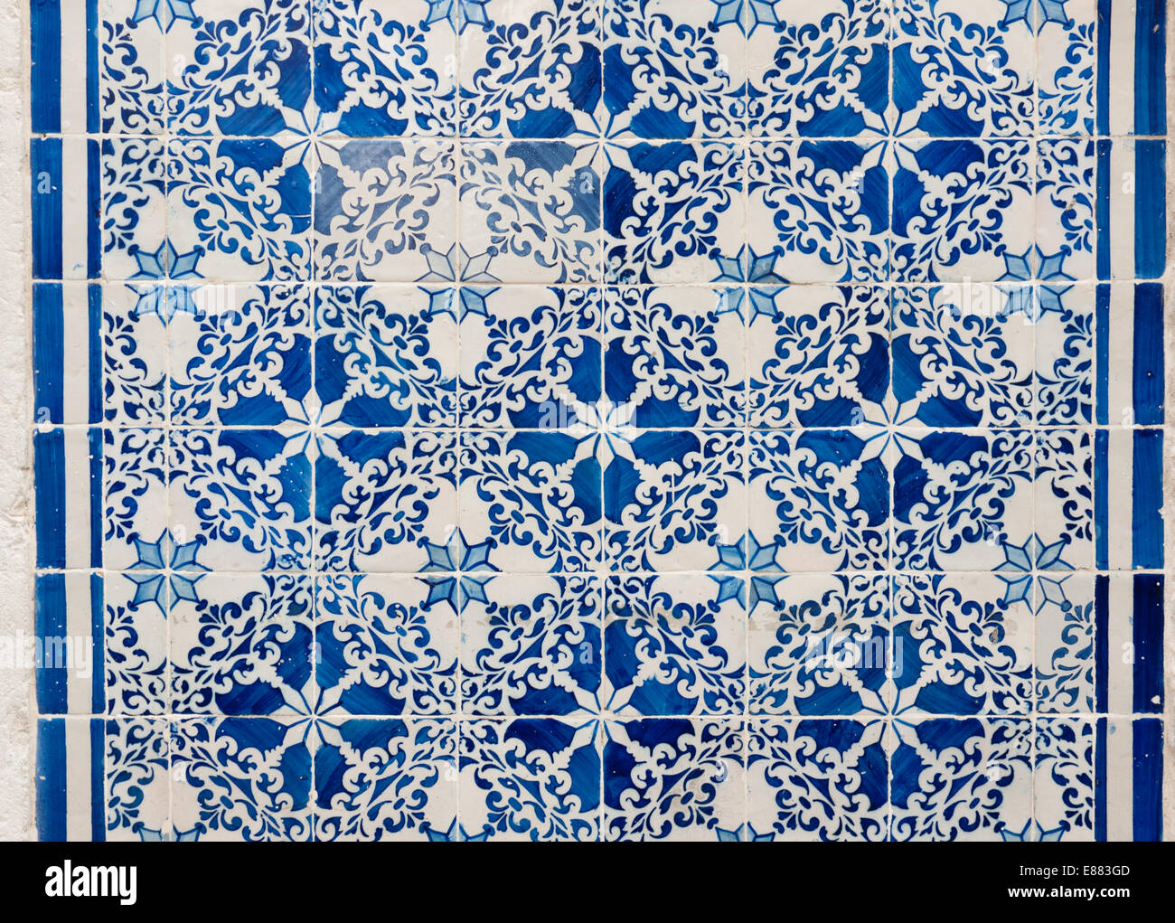 Azulejo bleu caractéristique des tuiles sur un mur du bâtiment, Lisbonne, Portugal Banque D'Images