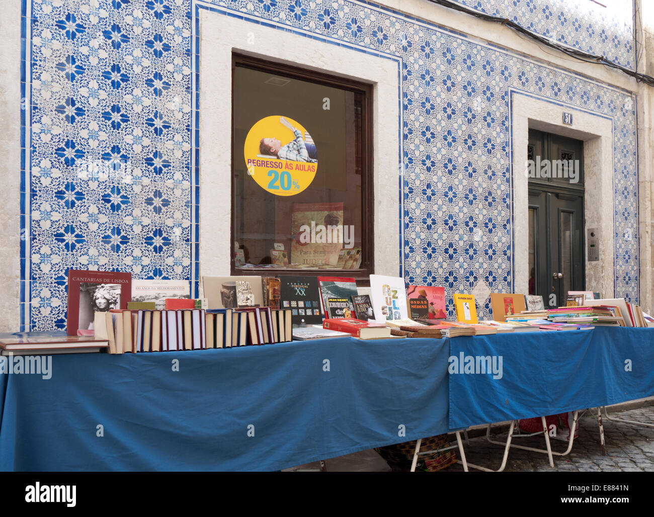 Marché du livre en plein air dans le quartier de Chiado, Lisbonne, Portugal Banque D'Images