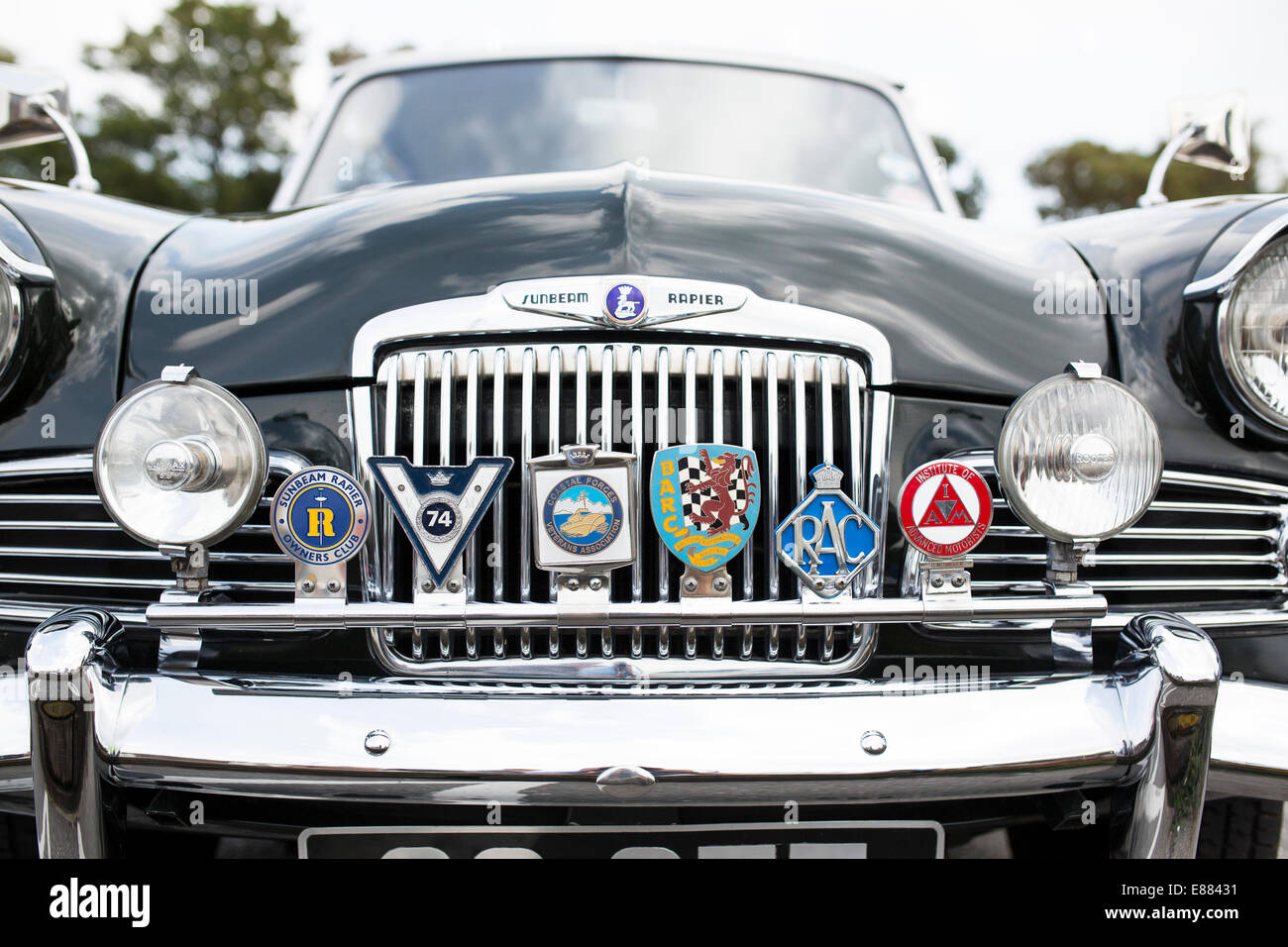 Sunbeam Rapier classic car l'affichage de plusieurs badges de conduite à un rallye de voitures anciennes sur l'île de Wight, Angleterre. Banque D'Images