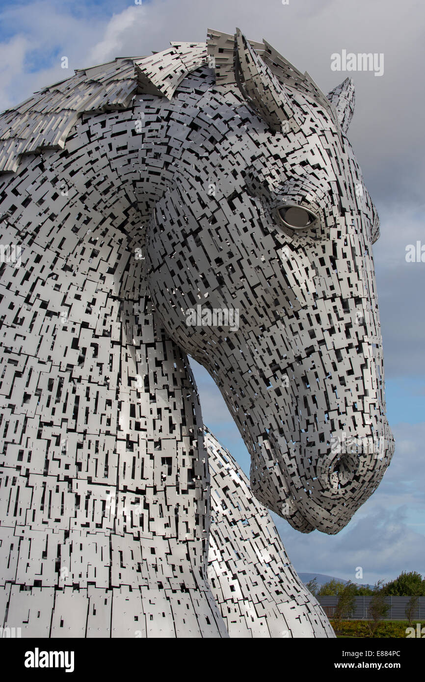 Les Kelpies Sculptures à cheval aux côtés de la Forth & Clyde Canal et l'autoroute M8 à Falkirk en Ecosse Banque D'Images