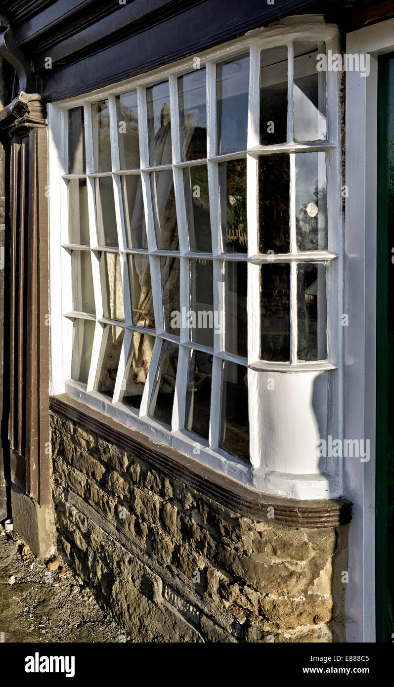 Crooked bow-window. English Cotswold cottage en pierre. Banque D'Images