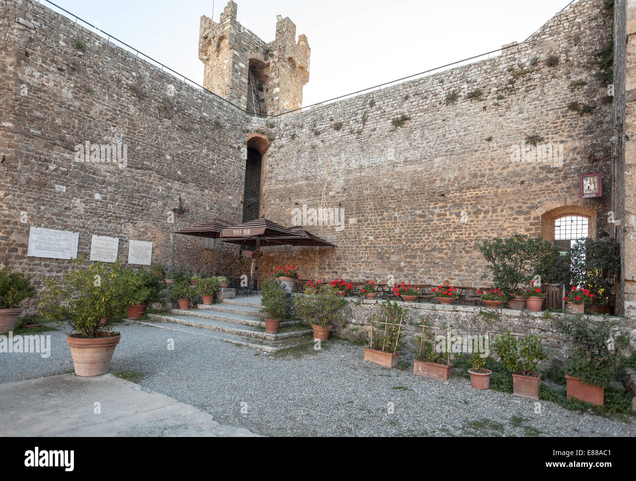 Terrasse bar à vin à l'intérieur d'une ancienne forteresse antique à Montalcino Italie Banque D'Images