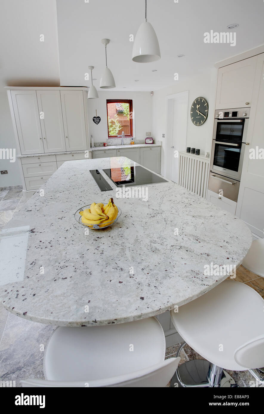 Une cuisine moderne blanc avec plan de travail en granite Photo Stock -  Alamy