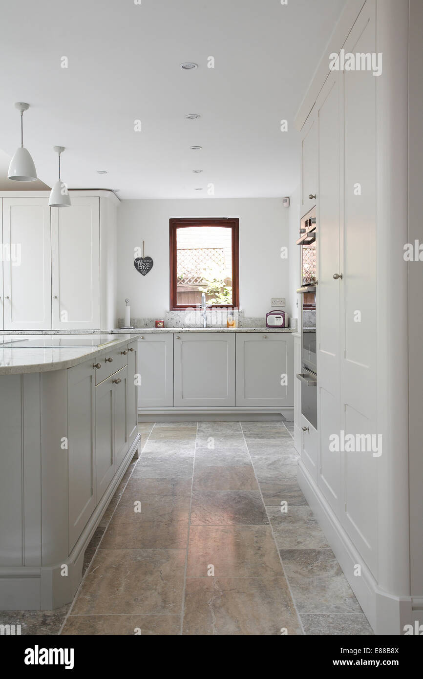 Une cuisine moderne blanc avec plan de travail en granite. Banque D'Images