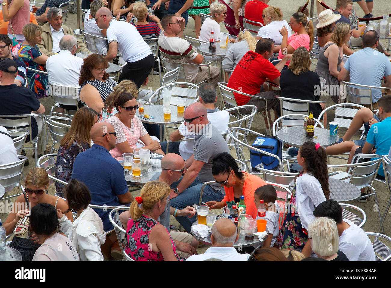Les gens se profiter de la nourriture et des boissons à l'extérieur du festival de la baie de Cardiff, Pays de Galles, Royaume-Uni. Banque D'Images