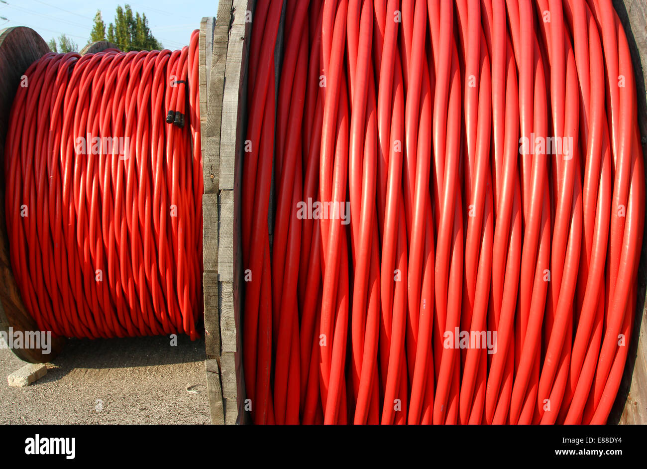 La bobine de l'énorme câble d'alimentation haute tension de la puissance l'électricité Banque D'Images