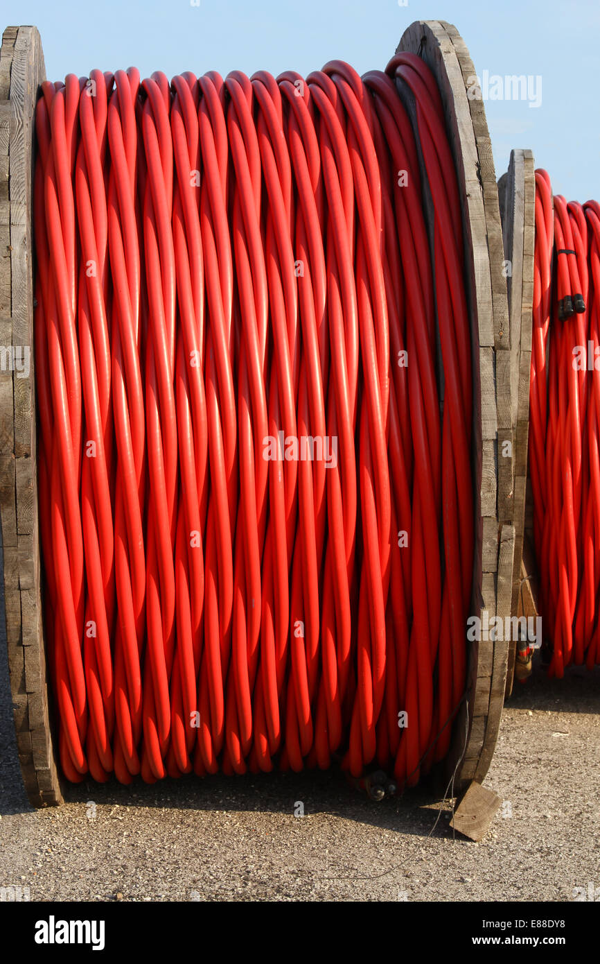 Rouleaux de fil haut voltage Banque de photographies et d’images à ...