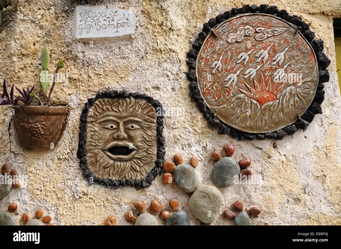 L'art traditionnel sur le mur d'une galère sur un chemin entre Taormina et Castelmola Sicile Italie Banque D'Images