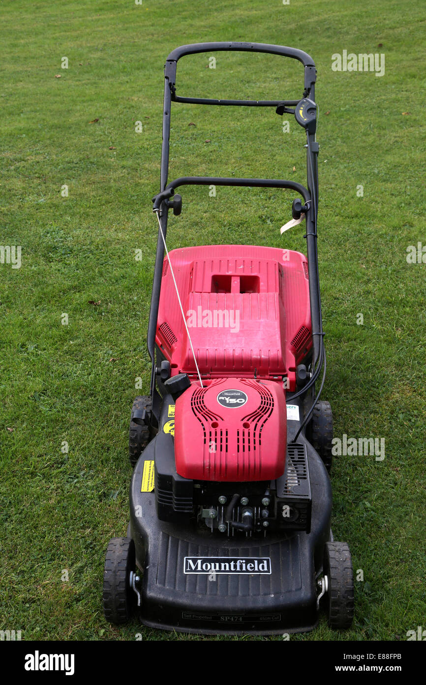 Mountfield tondeuse à essence Photo Stock - Alamy