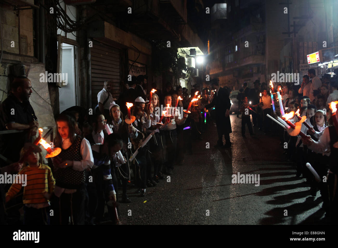 (141002) -- Jérusalem, le 2 octobre 2014 (Xinhua) - Les Juifs ultra-orthodoxes de célébrer et de mars au cours d'une cérémonie d'inauguration d'un nouveau rouleaux de la Torah à la Mea Shearim quartier de Jérusalem le 1 er octobre 2014, deux jours avant le jour de l'Expiation, ou Yom Kippour, le jour le plus saint du calendrier juif, qui commence au coucher du soleil ce vendredi. (Xinhua / Gil Cohen Magen) Banque D'Images