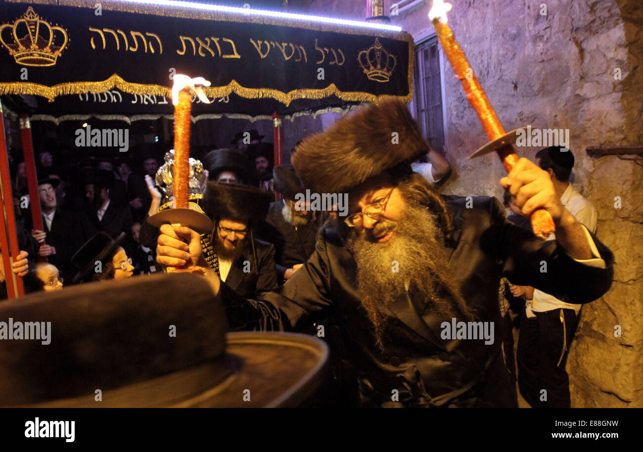 (141002) -- Jérusalem, le 2 octobre 2014 (Xinhua) - Les Juifs ultra-orthodoxes de célébrer et de mars au cours d'une cérémonie d'inauguration d'un nouveau rouleaux de la Torah à la Mea Shearim quartier de Jérusalem le 1 er octobre 2014, deux jours avant le jour de l'Expiation, ou Yom Kippour, le jour le plus saint du calendrier juif, qui commence au coucher du soleil ce vendredi. (Xinhua / Gil Cohen Magen) Banque D'Images