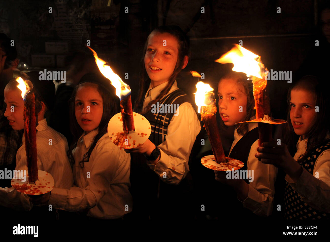 (141002) -- Jérusalem, le 2 octobre 2014 (Xinhua) - Les Juifs ultra-orthodoxes de célébrer et de mars au cours d'une cérémonie d'inauguration d'un nouveau rouleaux de la Torah à la Mea Shearim quartier de Jérusalem le 1 er octobre 2014, deux jours avant le jour de l'Expiation, ou Yom Kippour, le jour le plus saint du calendrier juif, qui commence au coucher du soleil ce vendredi. (Xinhua / Gil Cohen Magen) Banque D'Images