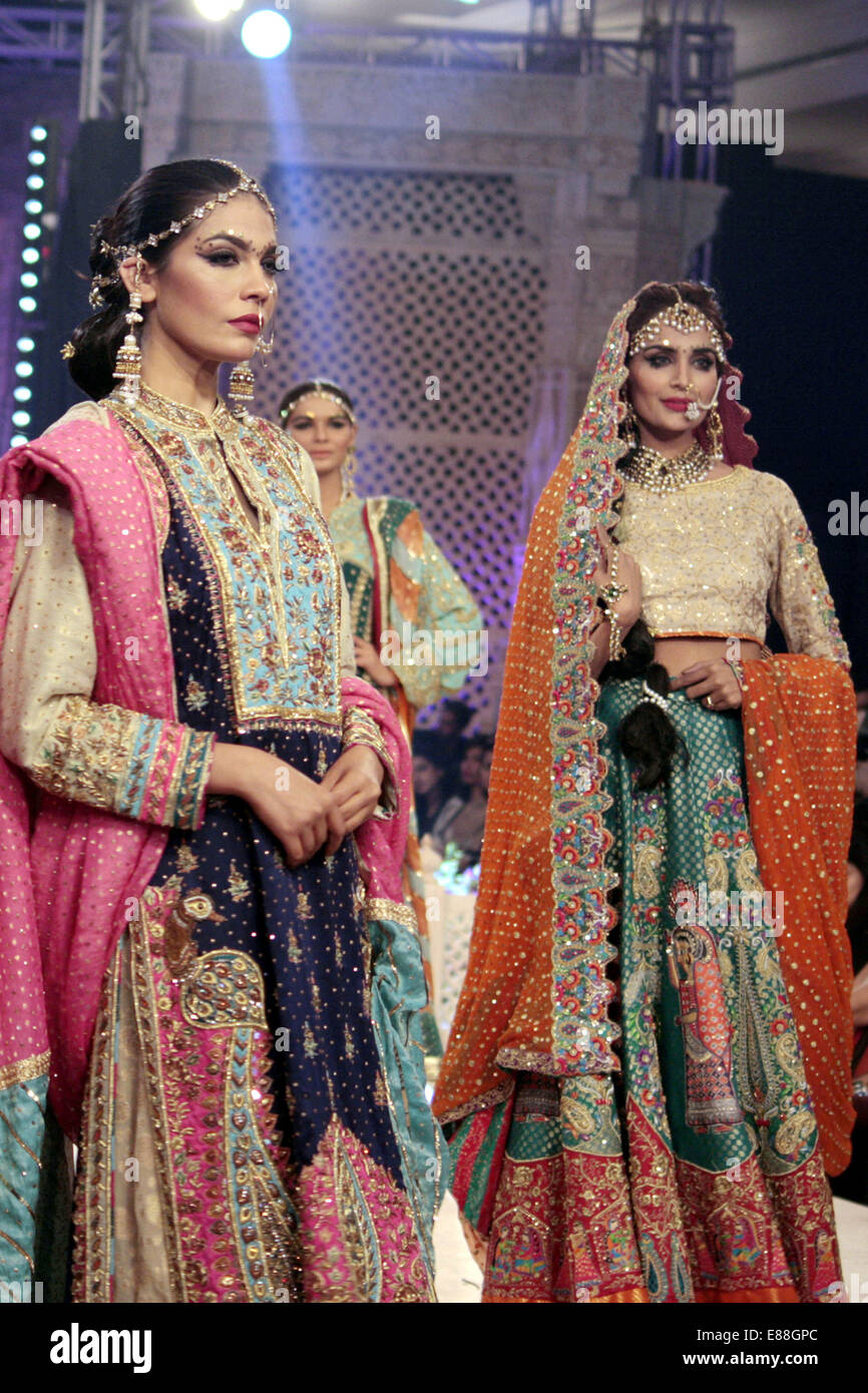 Lahore. 1 octobre, 2014. Présenter les modèles creations par créateur Shamaeed Ansar le deuxième jour de la Pakistan Fashion Design Council (PFDC) Suite Nuptiale semaine dans l'est du Pakistan, Lahore, du 1er octobre 2014. Credit : Jamil Ahmed/Xinhua/Alamy Live News Banque D'Images