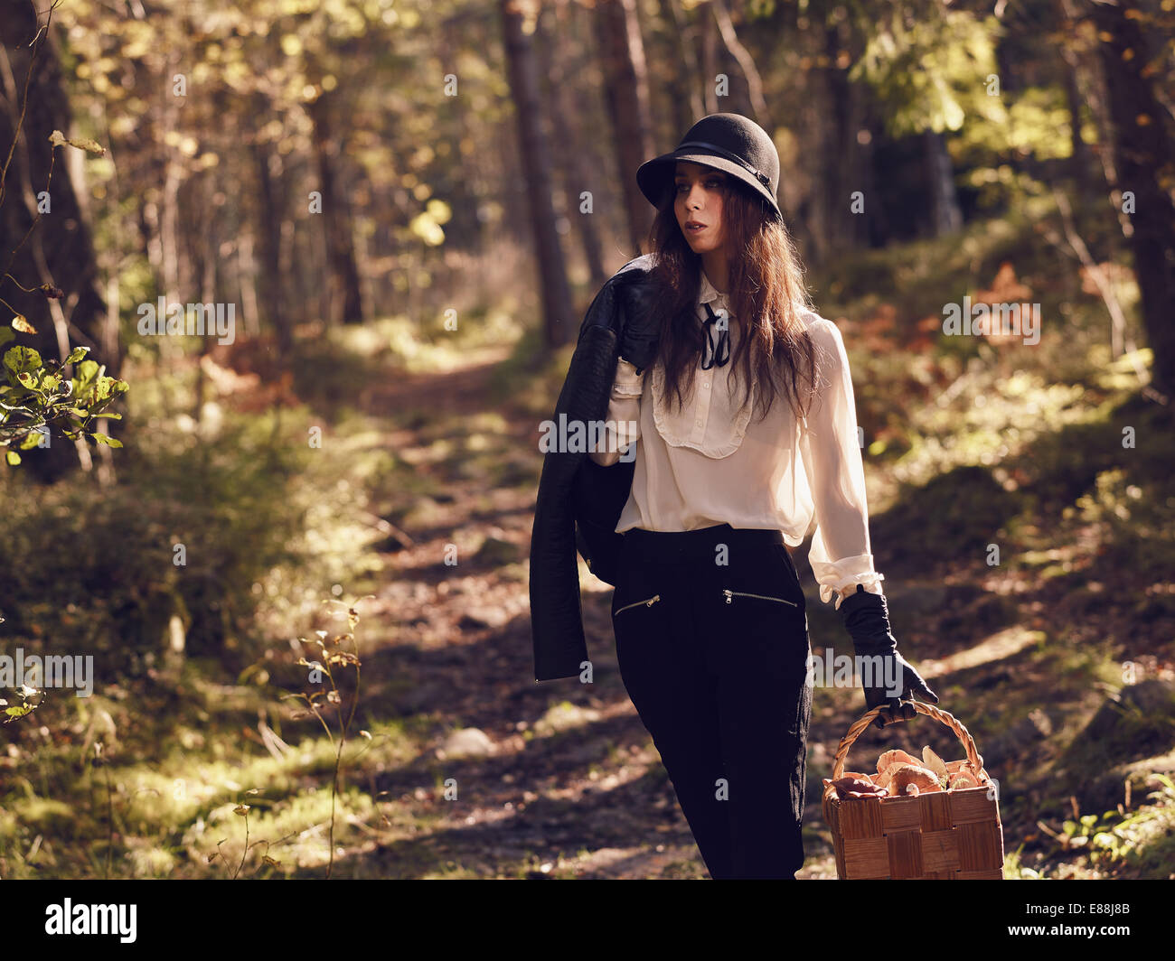 Femme belle et à la mode - Panier de champignons image teintée chaud Banque D'Images