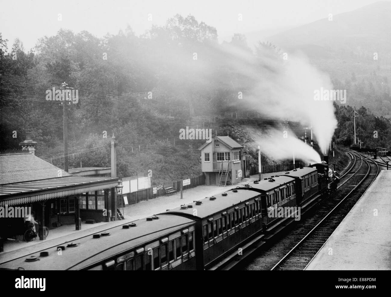 Le train de voyageurs transportés à vapeur sur la Highland Railway à Killiecrankie, Ecosse. 24 août 1915. Banque D'Images