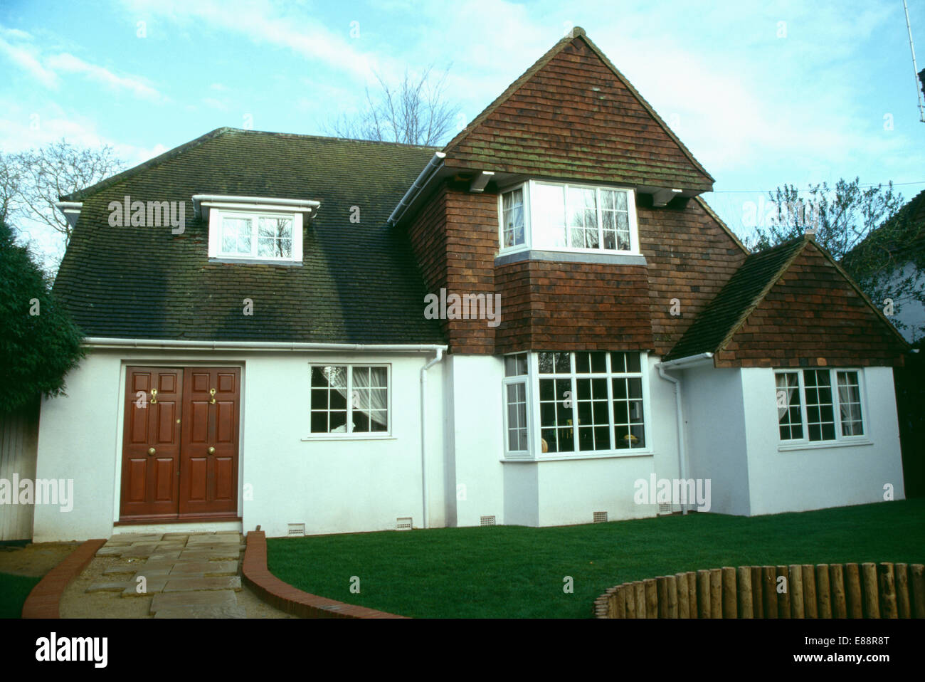 Peg-sol carrelé et peint en blanc de la vingtaine house Banque D'Images