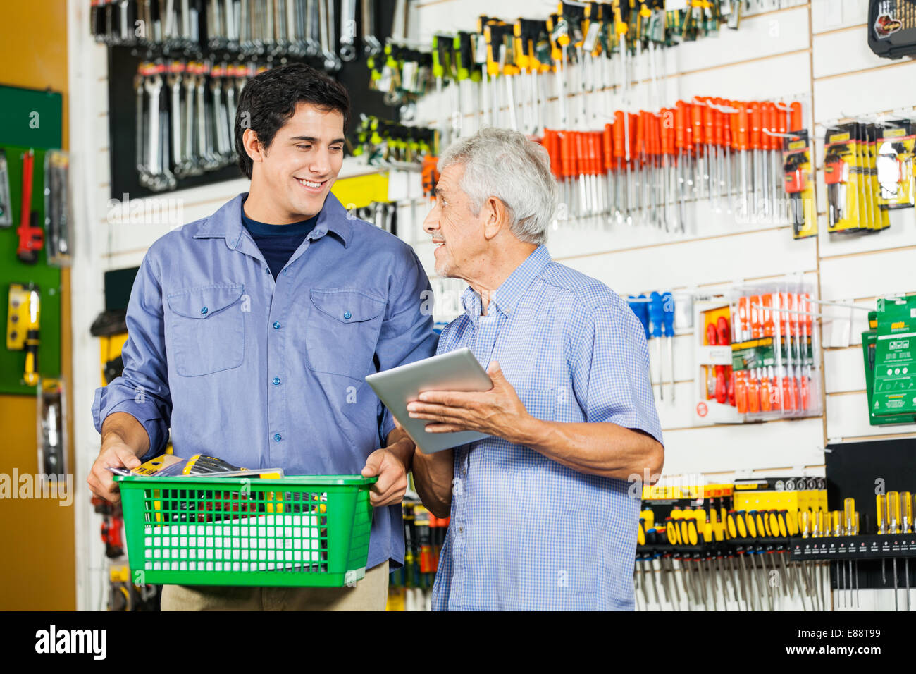 Père et fils dans une quincaillerie Banque D'Images