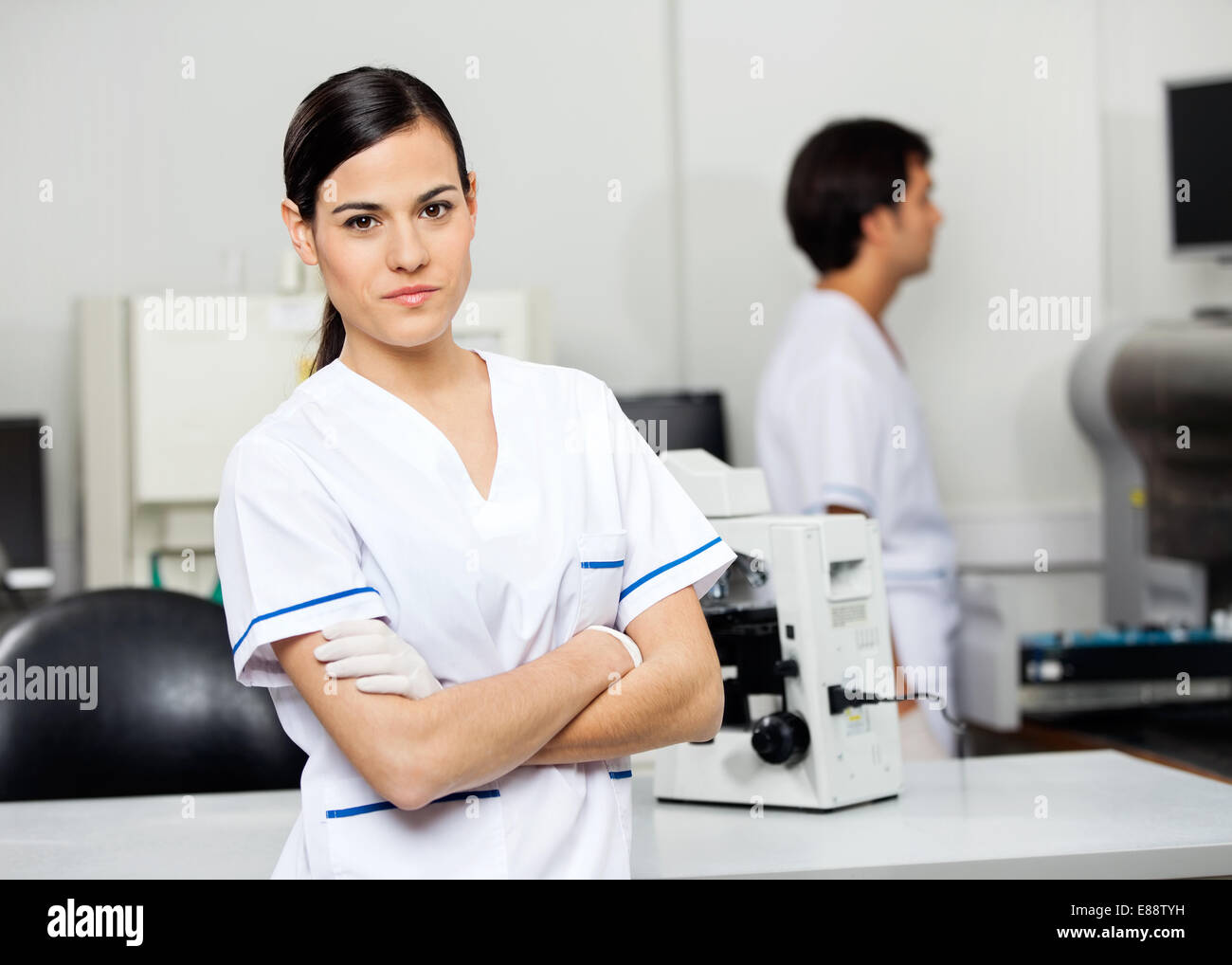 Confident female scientist in laboratory Banque D'Images