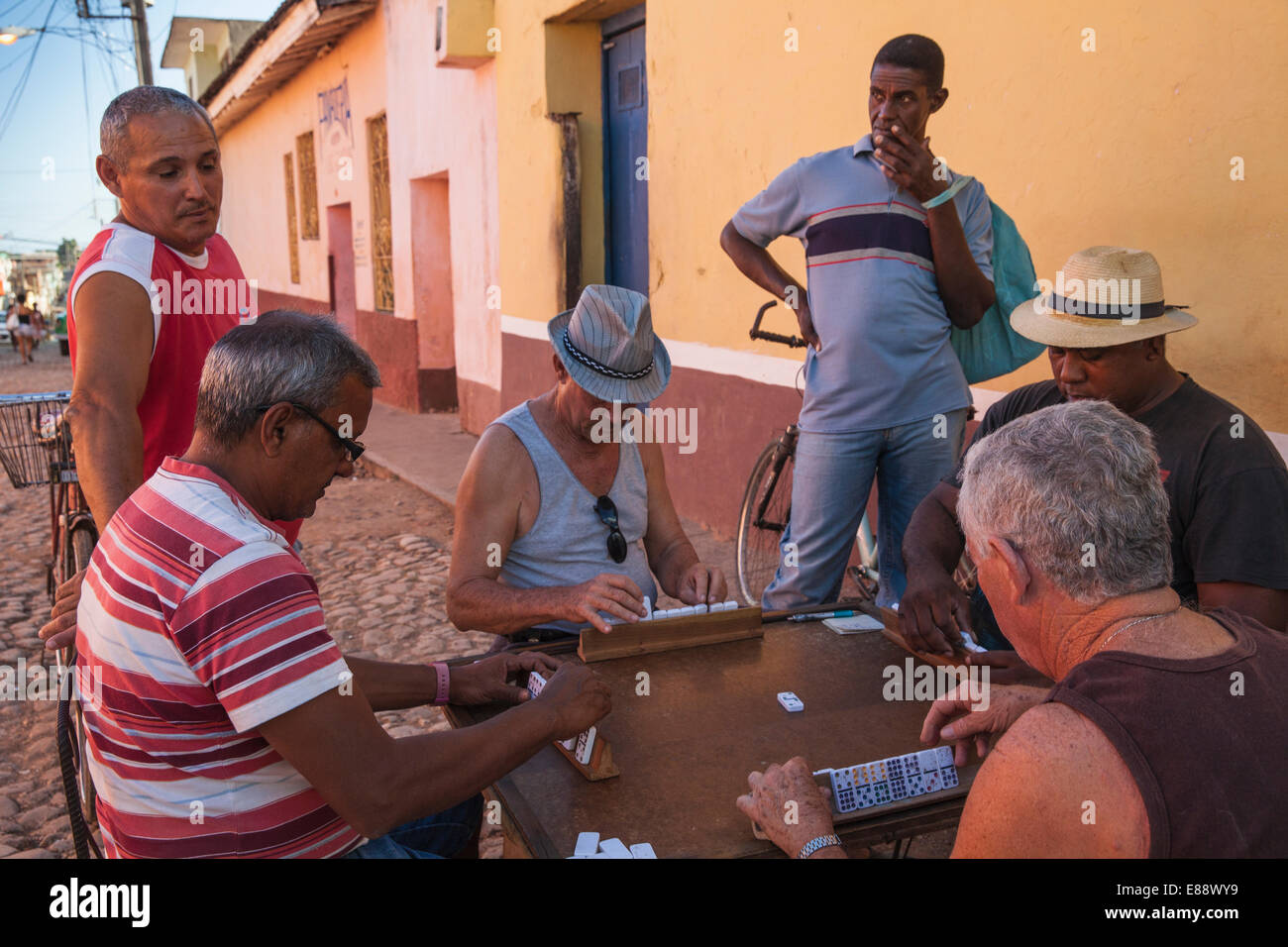 Personnes jouant aux dominos dans street, Trinidad, Cuba, Antilles, Caraïbes, Amérique Centrale Banque D'Images