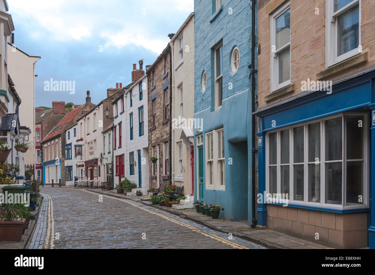 Rue principale qui traverse le village de pêcheurs de Staithes, Parc national du North Yorkshire, Yorkshire, Angleterre, Royaume-Uni, Europe Banque D'Images