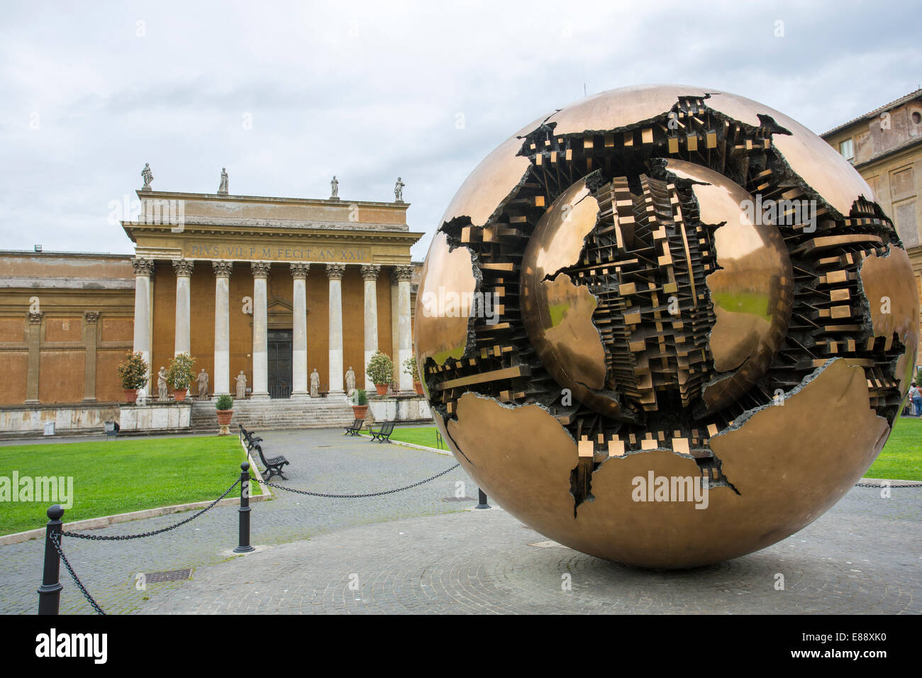 Dans sphère sphère en cour de la pomme à des Musées du Vatican. Banque D'Images