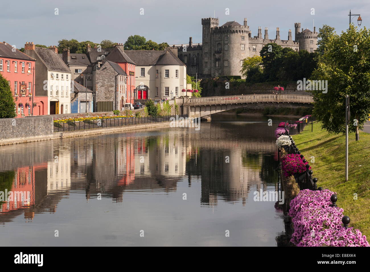 Château et la Rivière Nore, Kilkenny, comté de Kilkenny, Leinster, République d'Irlande, Europe Banque D'Images