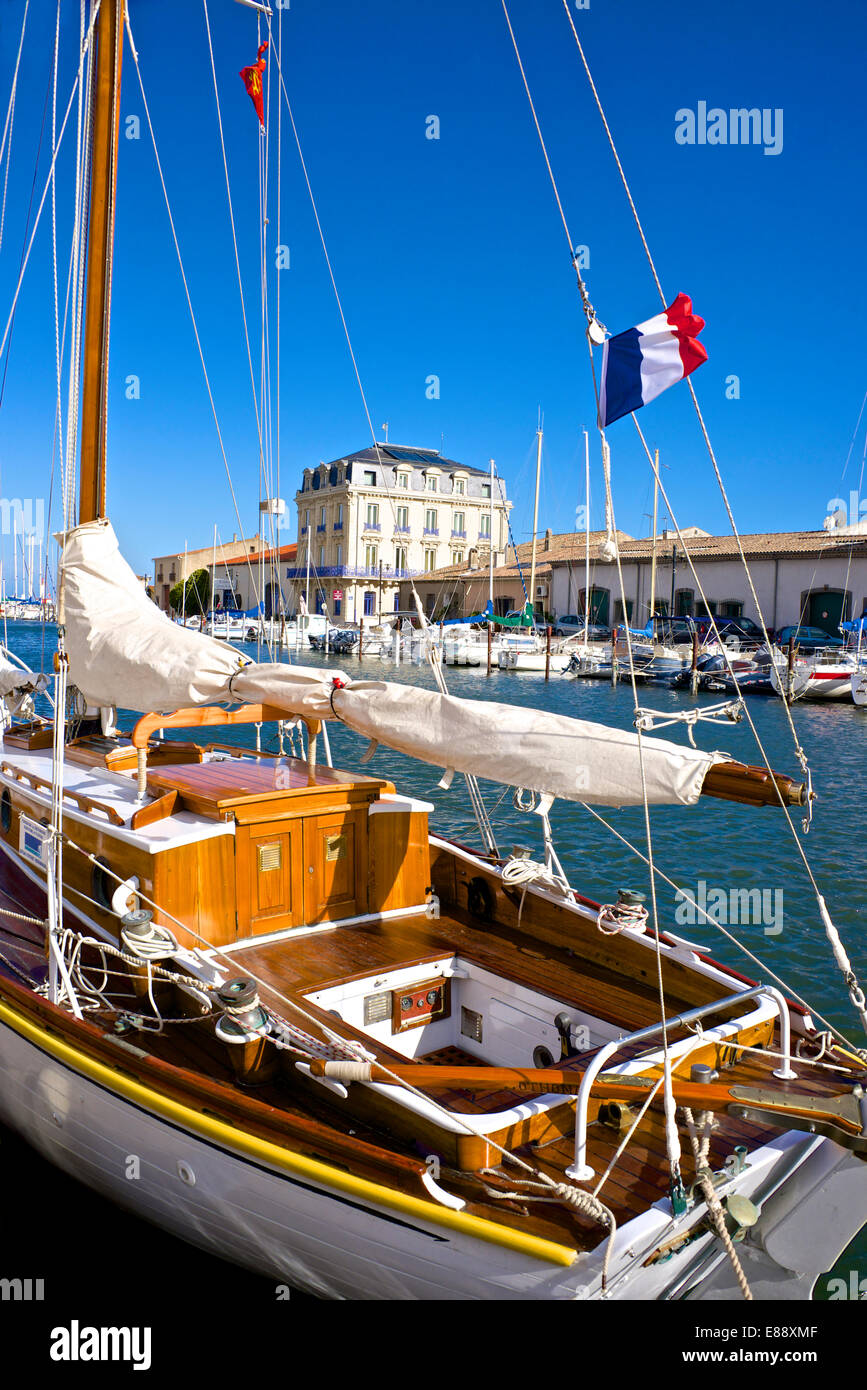 Bateaux de touristes dans la région de marina, et drapeau français, dans le port de Marseillan, Hérault, Languedoc-Roussillon, France, Europe Banque D'Images