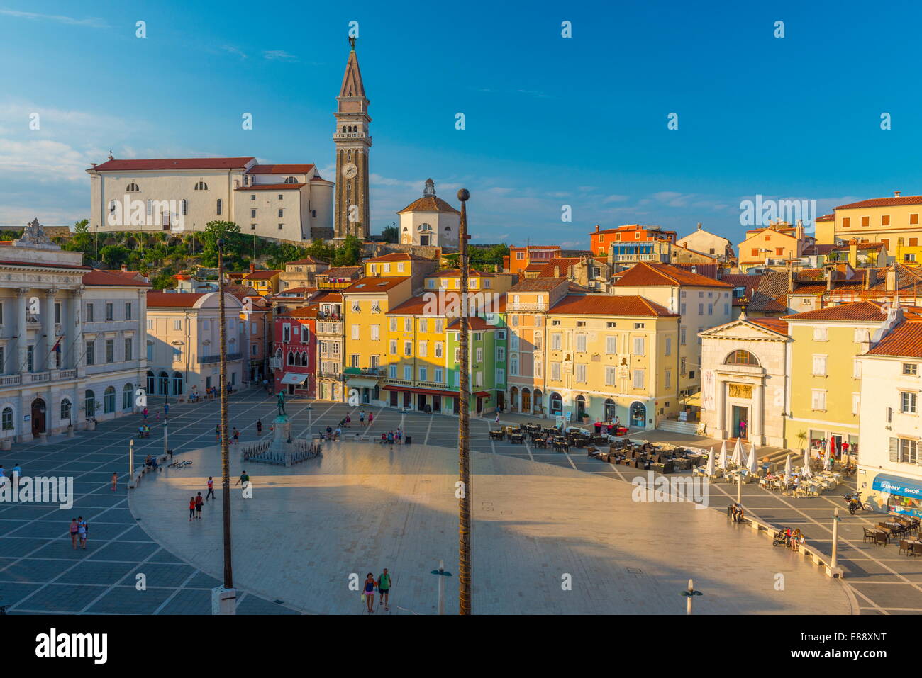 Tartinijev trg (la place Tartini), l'église de Saint George, Vieille Ville, Piran, Primorska, Istrie slovène, la Slovénie Banque D'Images