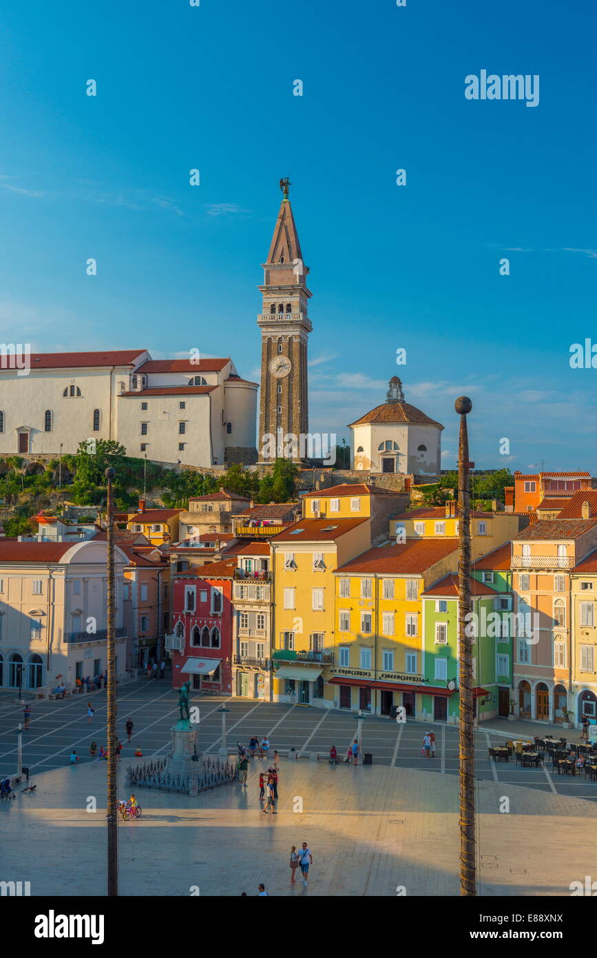 Tartinijev trg (la place Tartini), l'église de Saint George, Vieille Ville, Piran, Primorska, Istrie slovène, la Slovénie Banque D'Images