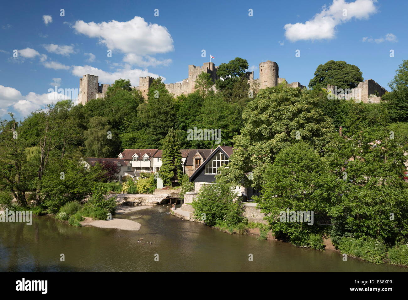 Ludlow Castle au-dessus de la rivière teme, Ludlow, Shropshire, Angleterre, Royaume-Uni, Europe Banque D'Images