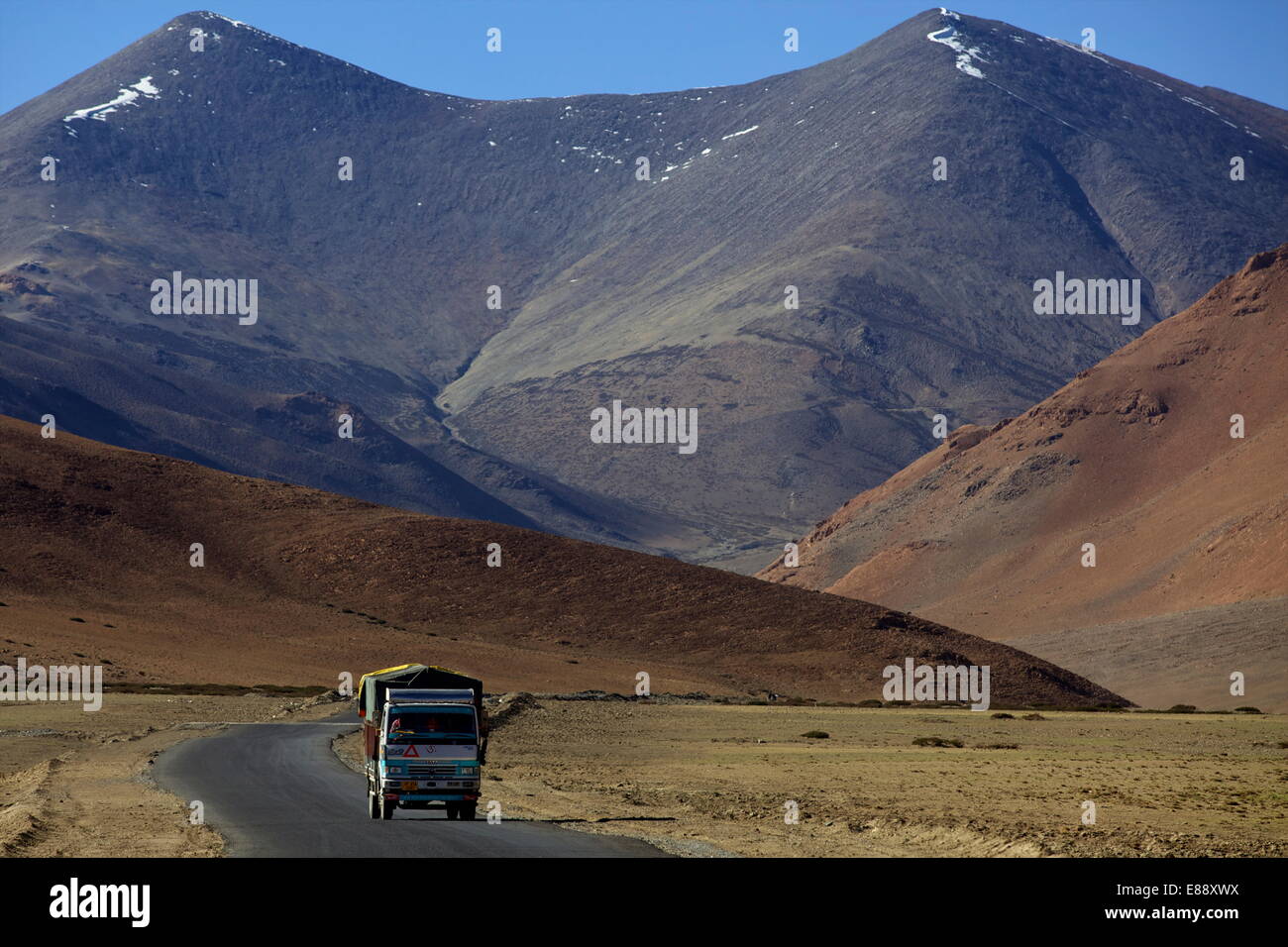 Dans la grande plaine du Ladakh, à droite avant le Tanglang La montagne et col, route de Manali à Leh, Ladakh, Inde, Asie Banque D'Images