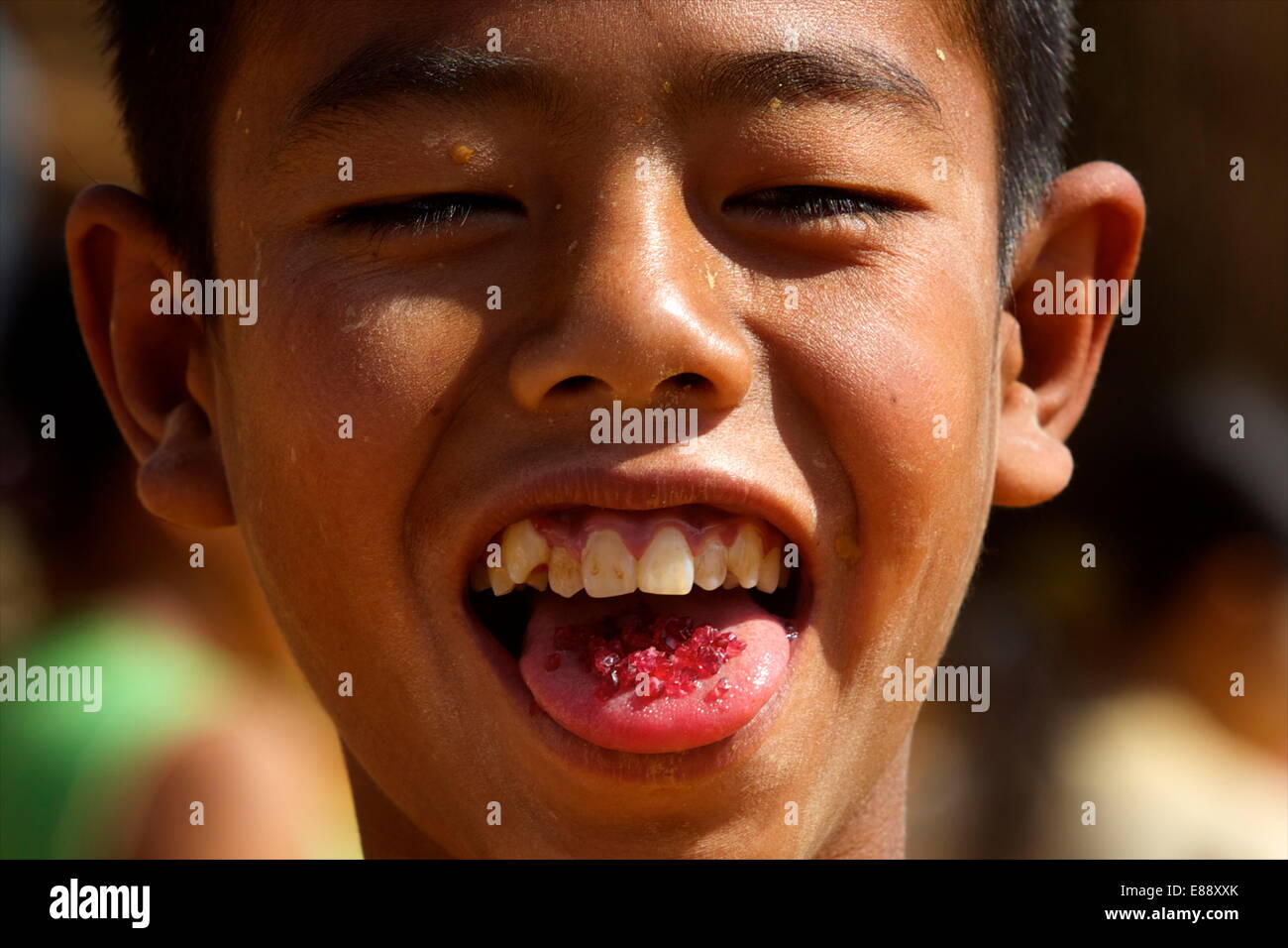 Pour protéger les pierres, les enfants de les mettre dans leur bouche pendant l'exploitation minière, de Mogok, Myanmar (Birmanie), l'Asie Banque D'Images