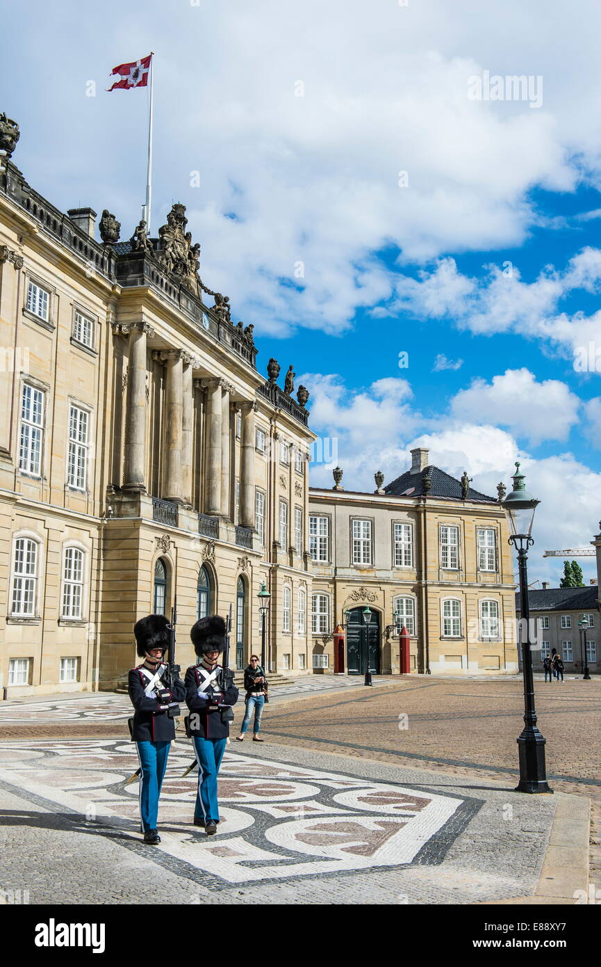 Les gardiens de la vie royale, d'Amalienborg, résidence d'hiver de la famille royale danoise, Copenhague, Danemark, Scandinavie, Europe Banque D'Images