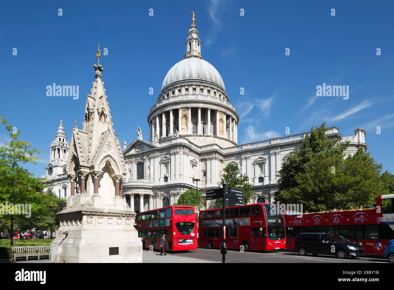 Les bus rouges et la Cathédrale St Paul, Londres, Angleterre, Royaume-Uni, Europe Banque D'Images