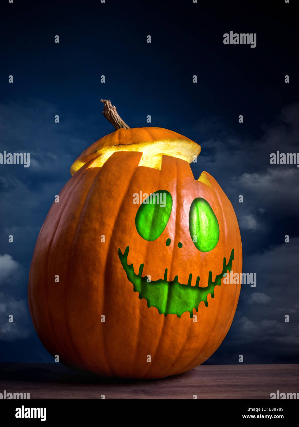 Jack-o-lantern pumpkin shot contre le sombre ciel bleu Banque D'Images
