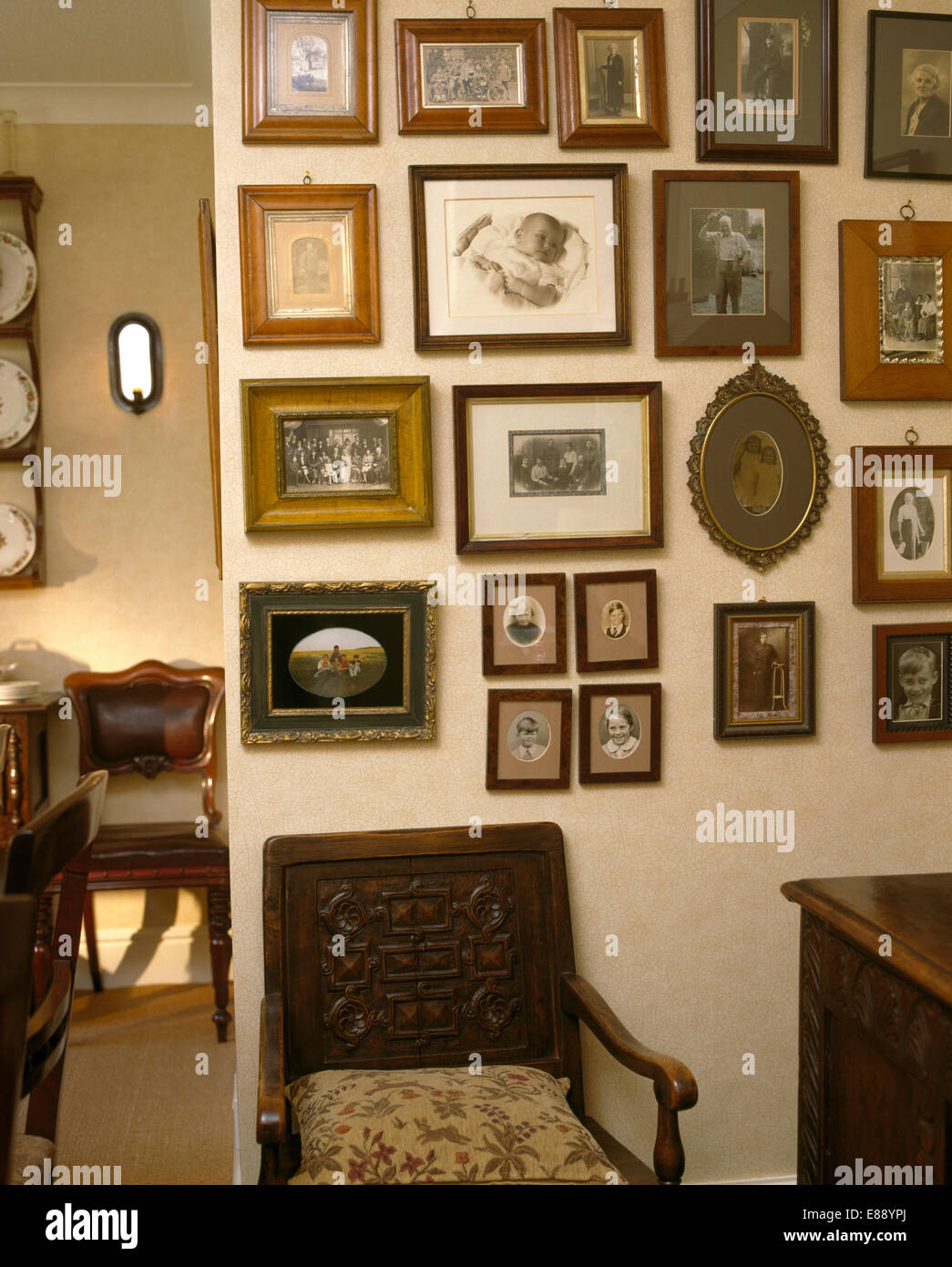 Collection de vieux noir +blanc des photographies sur le mur au-dessus de l'ancien président dans l'étude traditionnelle Banque D'Images