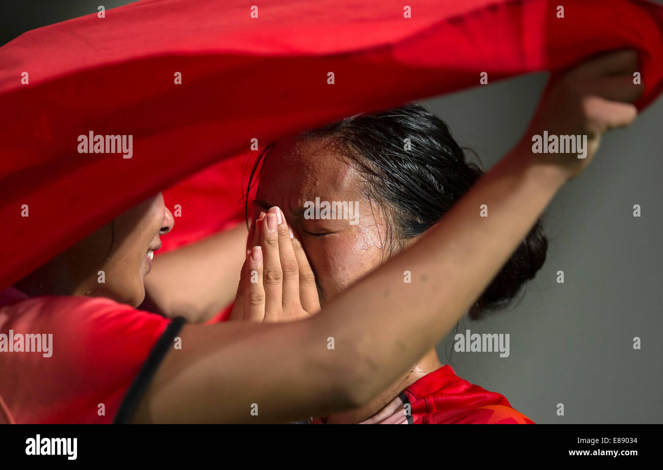 Incheon, Corée du Sud. 2Nd Oct, 2014. Guan Qishi (R) de la Chine verse des larmes après la finale féminine de rugby match contre le Japon à la 17e Jeux asiatiques à Incheon, Corée du Sud, le 2 octobre 2014. La Chine a battu le Japon 14-12 et réclamé l'intitulé. © Fei Maohua/Xinhua/Alamy Live News Banque D'Images